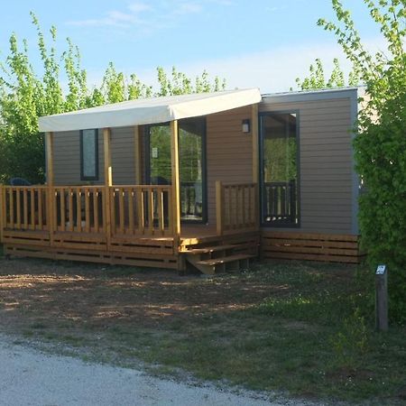 Отель Camping Du Plan D'Eau **** Сен-Ирье-сюр-Шарант Экстерьер фото