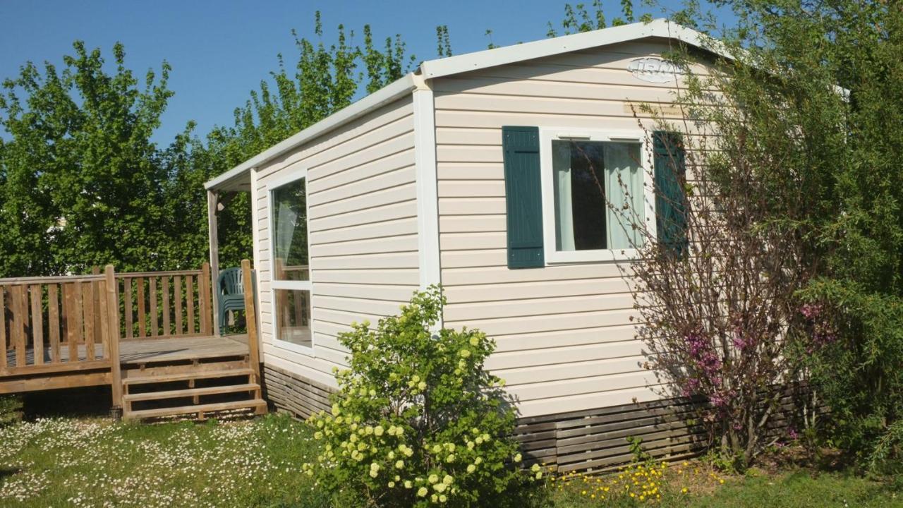 Отель Camping Du Plan D'Eau **** Сен-Ирье-сюр-Шарант Экстерьер фото