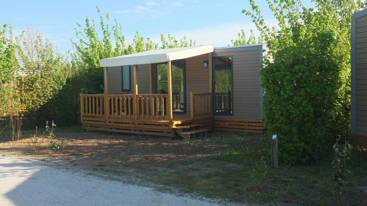 Отель Camping Du Plan D'Eau **** Сен-Ирье-сюр-Шарант Экстерьер фото