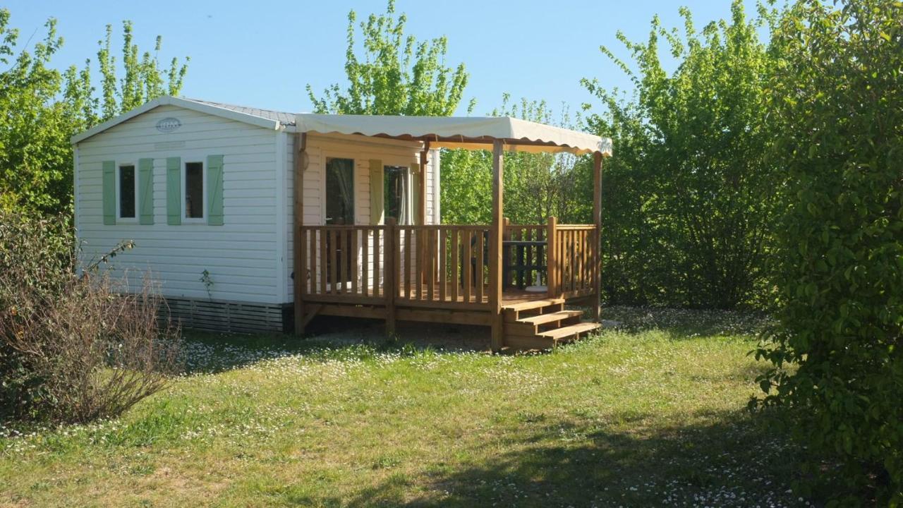 Отель Camping Du Plan D'Eau **** Сен-Ирье-сюр-Шарант Экстерьер фото